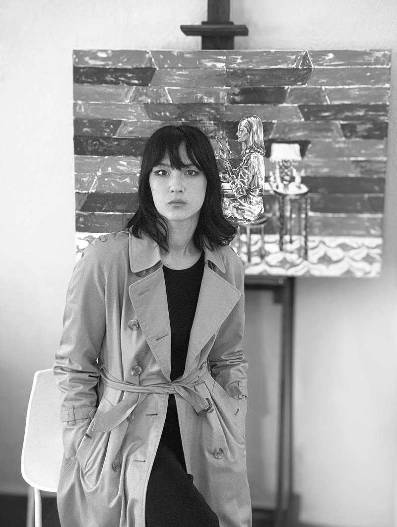 Portrait noir et blanc de l'artiste franco-vietnamienne LILIANE PHUNG. Une artiste contemporaine figurative représentée par la Galerie Vermeulen.