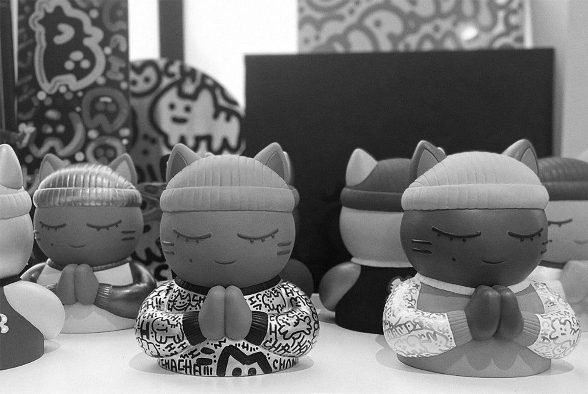 Sculptures de Chanoir représentant des chats en posture de prière, photographiées en noir et blanc dans l'atelier de l'artiste – série artistique exposée par la Galerie Vermeulen.