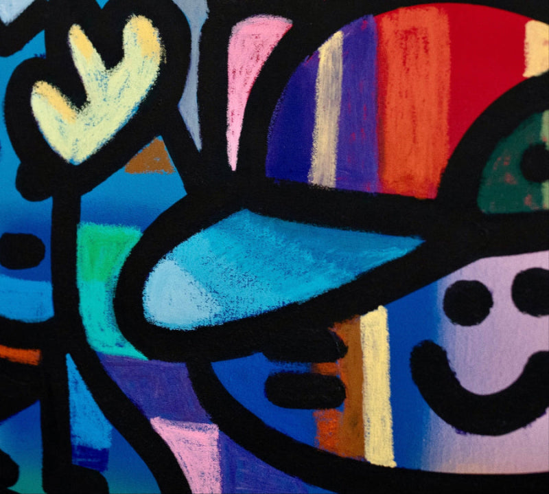 Détail de l'oeuvre "Chas de lumière" de CHANOIR. Une peinture d'art contemporain, mêlant street art et pop art, aux couleurs vibrantes et aux contours noirs épais. Elle montre un des célèbres personnages de l'artiste, coiffé d'une casquette et levant la main.