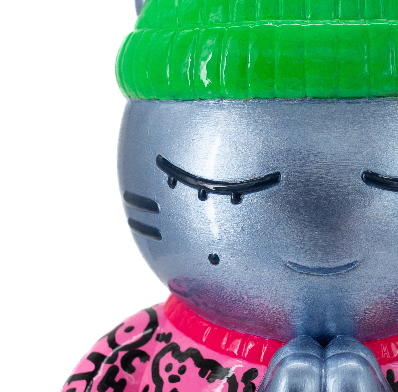 Gros plan sur la sculpture collector de Chanoir en version bonnet vert et pull rose à motifs, finition argentée – œuvre proposée par la Galerie Vermeulen.