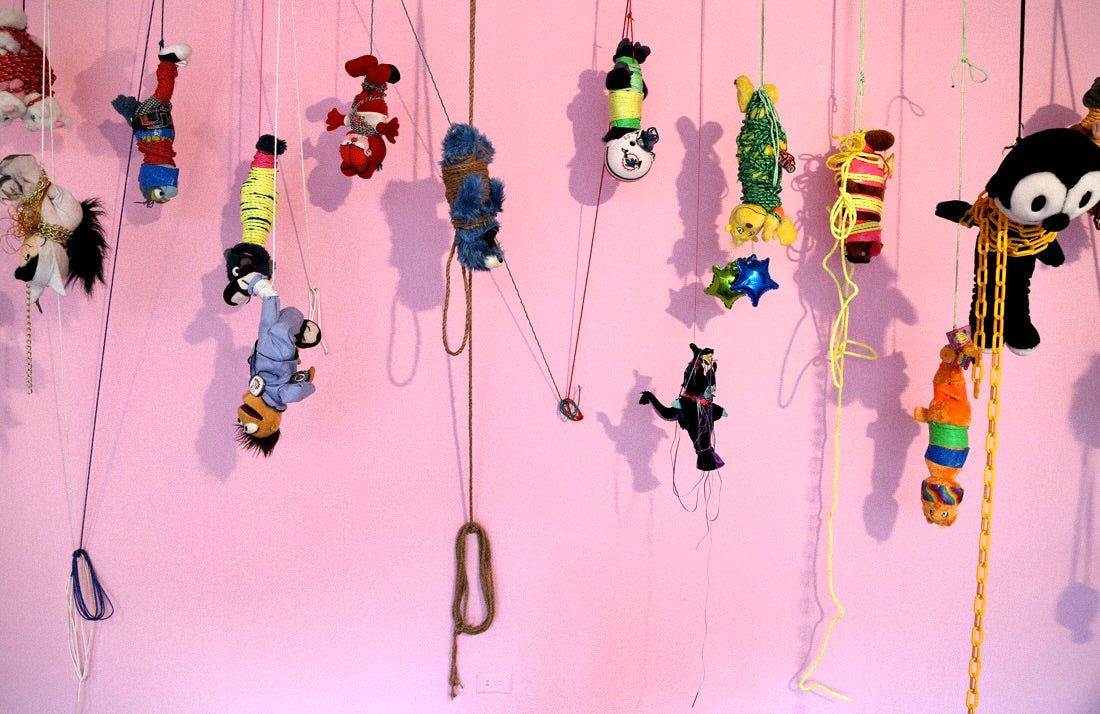 Exposition de l'artiste Chanoir au Musée d'art contemporain de Bogota en Colombie. Des peluches sont accrochées au plafond par des cordes. Une installation pop art de 2015.