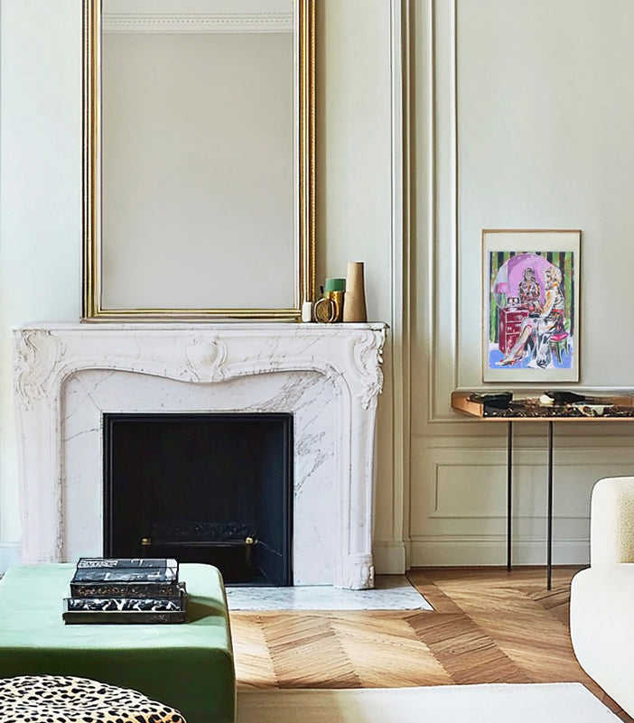 Œuvre de Liliane Phung posée sur une console en bois, dans un intérieur haussmannien au décor épuré – cheminée, pouf vert émeraude, pouf léopard, une scène élégante proposée par la Galerie Vermeulen, entre art contemporain et design d’exception.