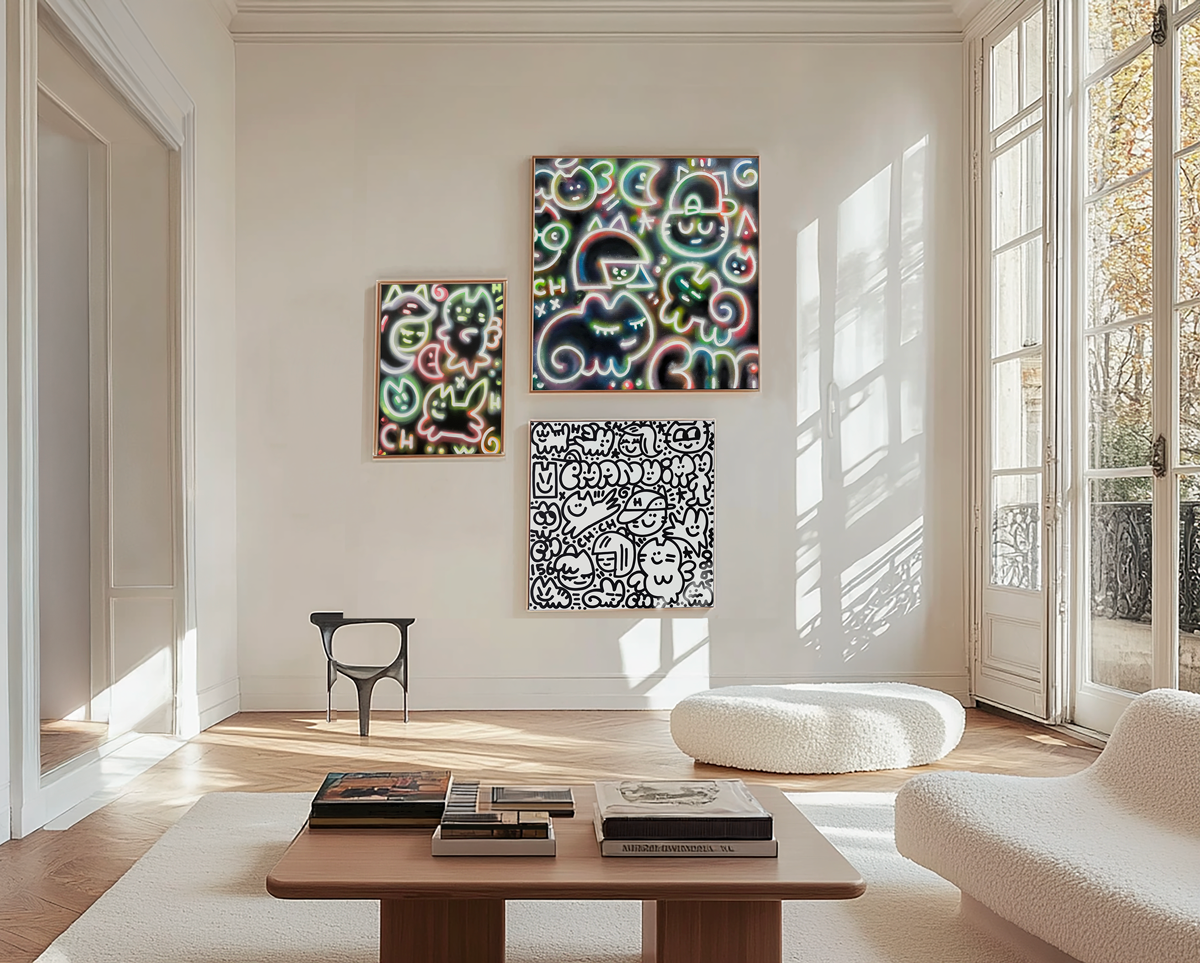 Trois tableaux de Chanoir accrochés dans un salon parisien lumineux au mobilier contemporain – art urbain coloré, style néon et noir & blanc, présenté par la Galerie Vermeulen