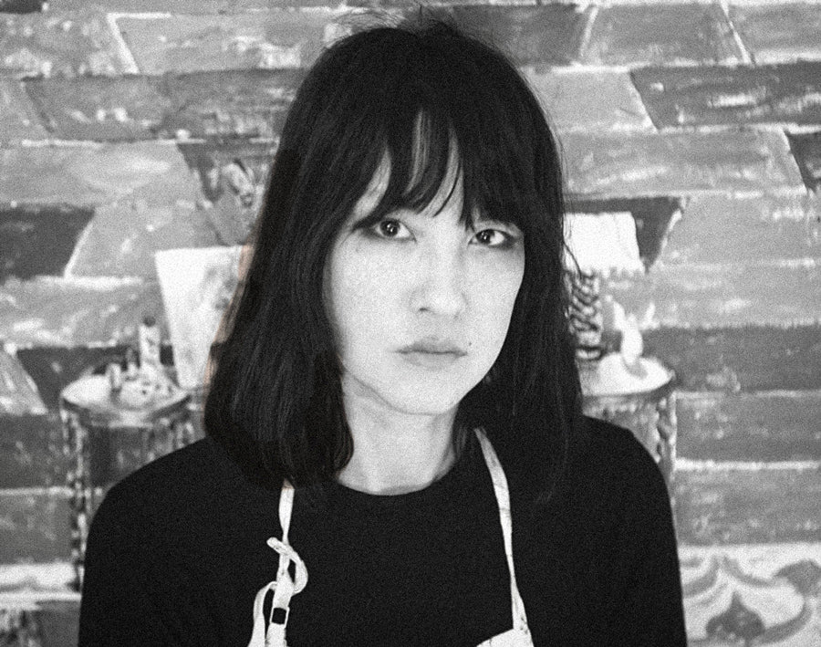 Portrait en noir et blanc de l’artiste contemporaine LILIANE PHUNG, peintre figurative– présenté par la Galerie Vermeulen.