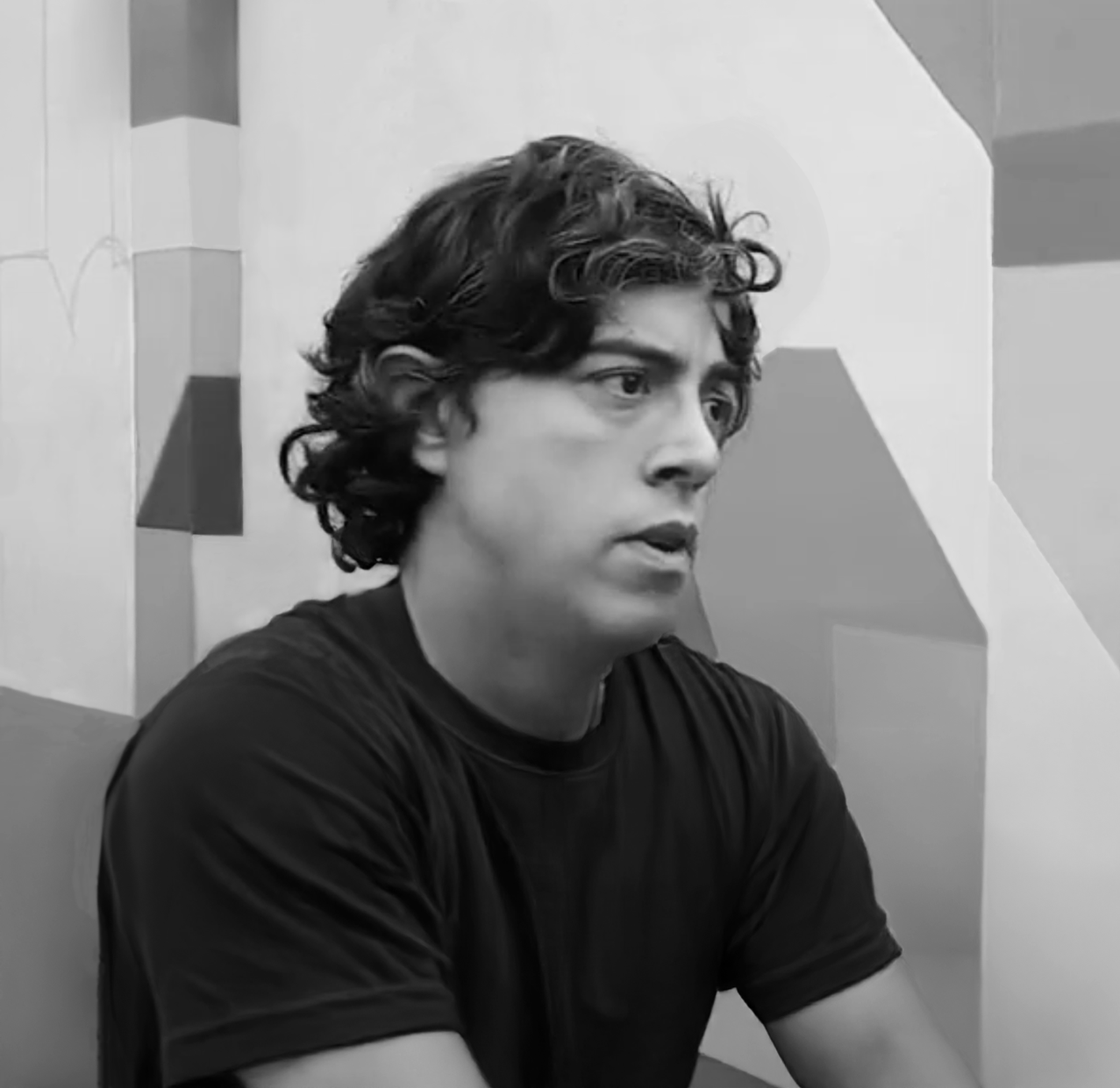 Portrait en noir et blanc de l’artiste Debens, peintre contemporain aux compositions abstraites – présenté par la Galerie Vermeulen.