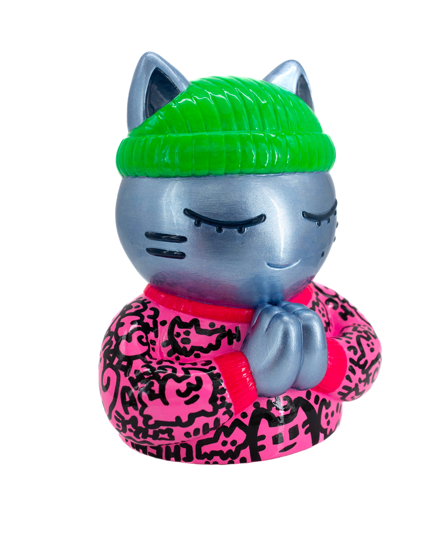 Sculpture pop art de Chanoir représentant un chat stylisé en posture de prière, bonnet vert et sweat rose, épreuve d’artiste vendue par la Galerie Vermeulen – œuvre contemporaine ludique et colorée à vendre en ligne.