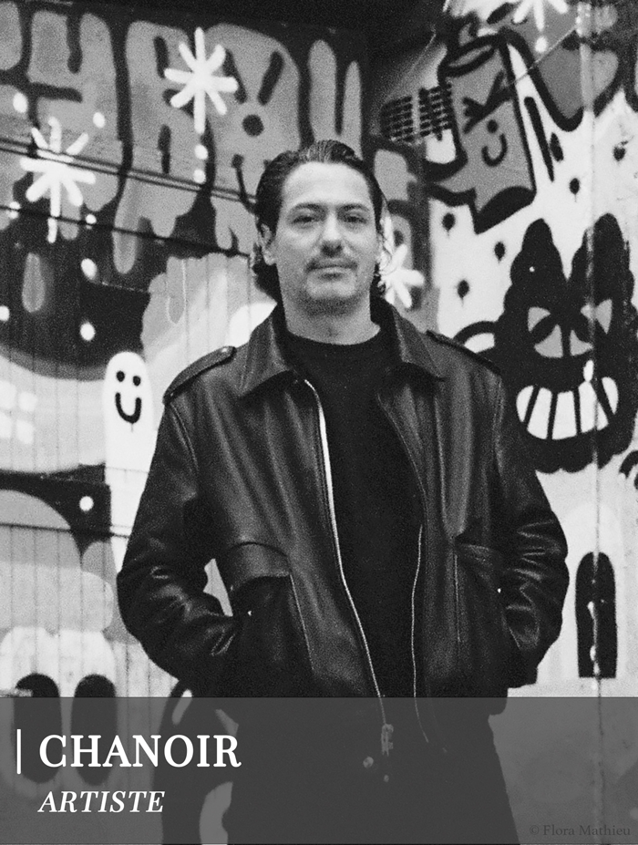 Portrait en noir et blanc de l’artiste Chanoir, peintre contemporain aux compositions street art – présenté par la Galerie Vermeulen.
