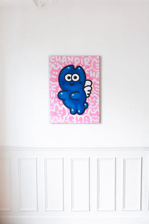 "CHA ANGE” – Œuvre contemporaine de CHANOIR, représentant un chat bleu ailé sur fond rose graphique, accrochée dans un intérieur élégant avec moulures blanches et parquet en bois. Idéal pour une décoration murale moderne mêlant street art et design d’intérieur haut de gamme. Parfait pour les architectes d’intérieur et les décorateurs cherchant des œuvres d’art audacieuses pour des projets résidentiels ou commerciaux.