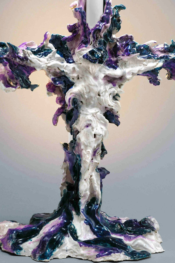 Détail du bougeoir Christo de Gérald Schmite, sculpture en céramique expressive représentant le Christ, entre sacré, design d’art contemporain.