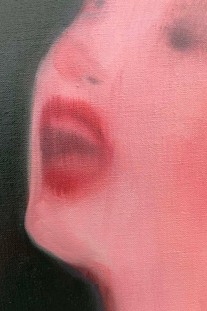 Gros plan sur la bouche de la figure féminine inspirée de Blanche-Neige de la peinture figurative Awaken Anew d’Emmet Kierans, huile sur lin. Présentée par la Galerie Vermeulen