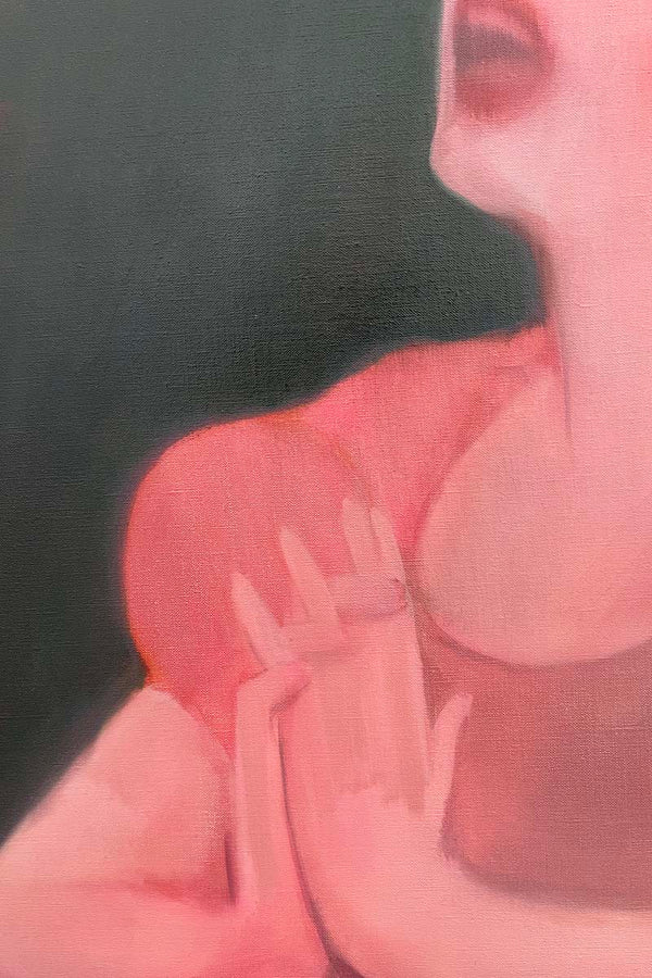 Gros plan sur les mains du Blanche-Neige dans la peinture Awaken Anew d’Emmet Kierans, huile sur lin représentant une figure féminine inspirée de Blanche-Neige, présentée par la Galerie Vermeulen