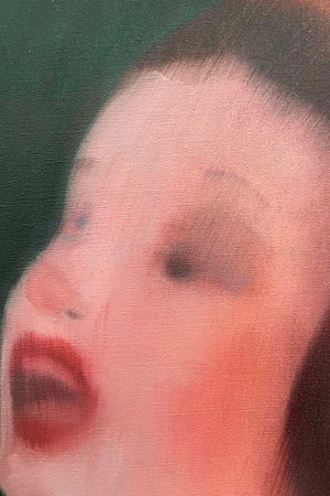 Focus sur le visage de la peinture Awaken Anew d’Emmet Kierans, huile sur lin représentant une figure féminine inspirée de Blanche-Neige, présentée par la Galerie Vermeulen