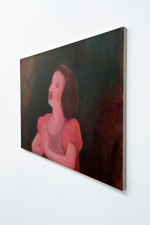 Vue de côté de la peinture Awaken Anew d’Emmet Kierans, huile sur lin représentant une figure féminine inspirée de Blanche-Neige, présentée par la Galerie Vermeulen