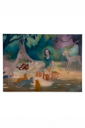 Oeuvre Friends With the Forest d’Emmet Kierans, une peinture d'huile sur lin figurant Blanche-Neige dans une forêt verdoyante entourée d’animaux, baignée d’une lumière douce aux tons bruns et verts. 