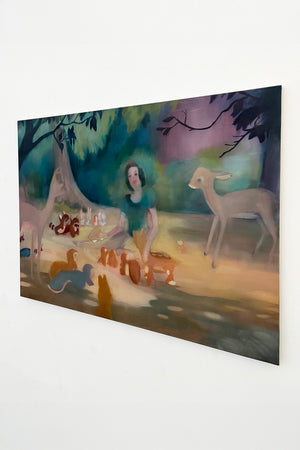 Peinture Friends With the Forest d’Emmet Kierans, huile sur lin figurant Blanche-Neige dans une forêt verdoyante entourée d’animaux, baignée d’une lumière douce aux tons bruns et verts.