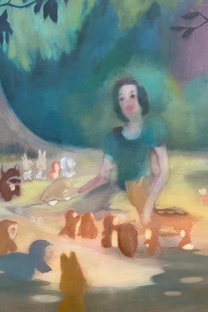 Détail de la peinture Friends With the Forest d’Emmet Kierans, huile sur lin figurant Blanche-Neige dans une forêt verdoyante entourée d’animaux, baignée d’une lumière douce aux tons bruns et verts.