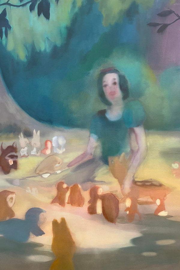 Détail de la peinture Friends With the Forest d’Emmet Kierans, huile sur lin figurant Blanche-Neige dans une forêt verdoyante entourée d’animaux, baignée d’une lumière douce aux tons bruns et verts.