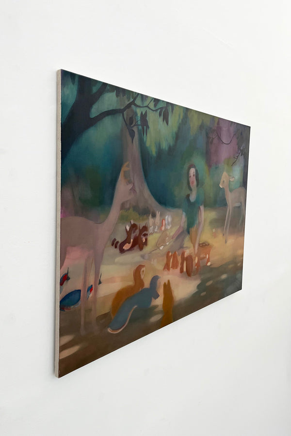 Vue de côté de la peinture Friends With the Forest d’Emmet Kierans, huile sur lin figurant Blanche-Neige dans une forêt verdoyante entourée d’animaux, baignée d’une lumière douce aux tons bruns et verts