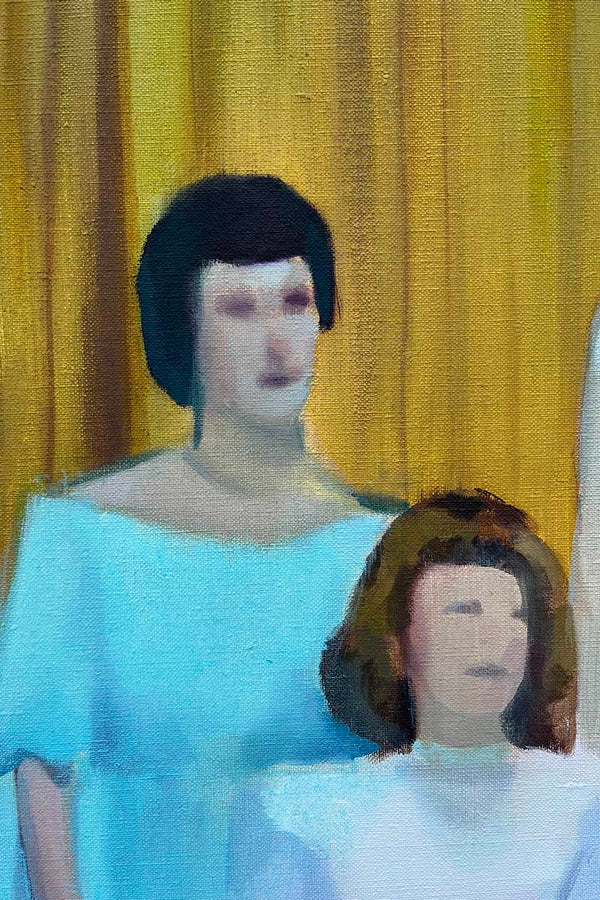 Gros plan sur les visages de la peinture Presentation d’Emmet Kierans, huile sur lin représentant un groupe de jeunes en tenue de bal, alignés avec une rigueur chorégraphique sur un fond marron - jaune, dans une atmosphère figée et solennelle.