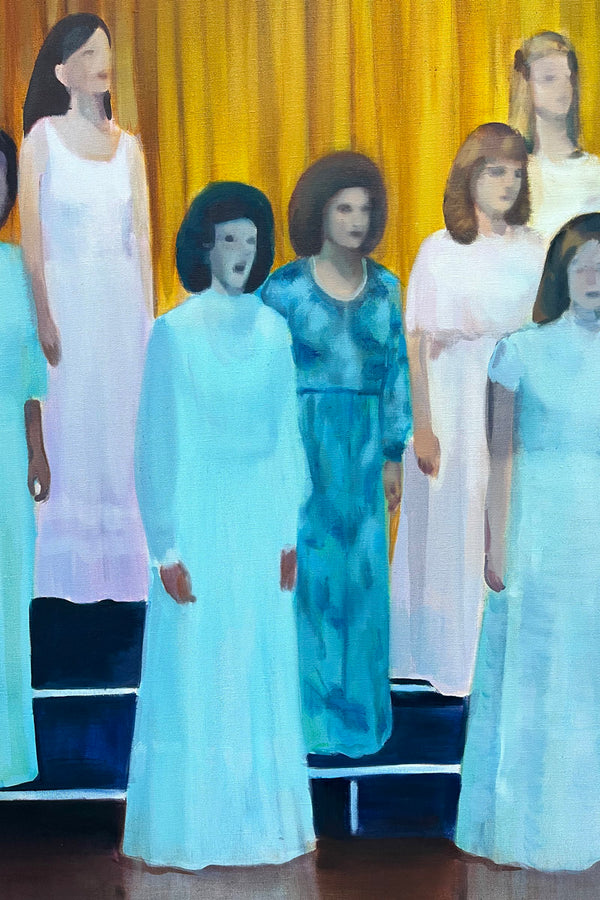 Gros plan sur la peinture Presentation d’Emmet Kierans, huile sur lin représentant un groupe de jeunes en tenue de bal, alignés avec une rigueur chorégraphique sur un fond marron - jaune, dans une atmosphère figée et solennelle.