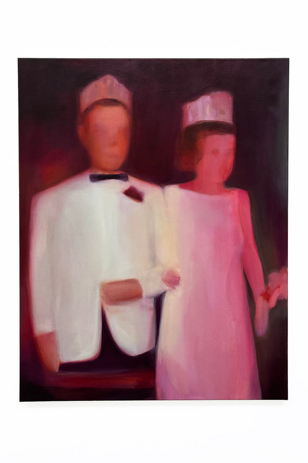 Peinture Royalty d’Emmet Kierans, huile sur lin représentant un couple de jeunes en tenue de bal couronnés “roi et reine du prom”, sur fond bordeaux, dans une composition frontale et symbolique.