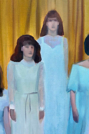 Gros plan sur les personnages de la peinture Presentation d’Emmet Kierans, huile sur lin représentant un groupe de jeunes en tenue de bal, alignés avec une rigueur chorégraphique sur un fond marron - jaune, dans une atmosphère figée et solennelle.