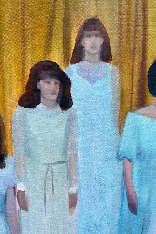 Gros plan sur les personnages de la peinture Presentation d’Emmet Kierans, huile sur lin représentant un groupe de jeunes en tenue de bal, alignés avec une rigueur chorégraphique sur un fond marron - jaune, dans une atmosphère figée et solennelle.