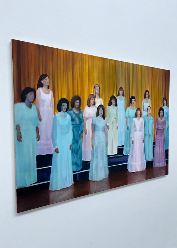 Vue de côté de la peinture Presentation d’Emmet Kierans, huile sur lin représentant un groupe de jeunes en tenue de bal, alignés avec une rigueur chorégraphique sur un fond marron - jaune, dans une atmosphère figée et solennelle.