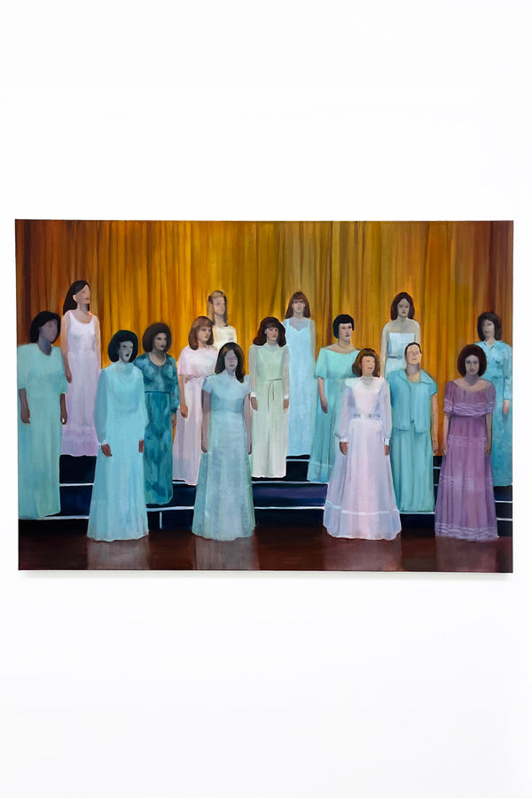 Peinture Presentation d’Emmet Kierans, huile sur lin représentant un groupe de jeunes en tenue de bal, alignés avec une rigueur chorégraphique sur un fond marron - jaune, dans une atmosphère figée et solennelle.