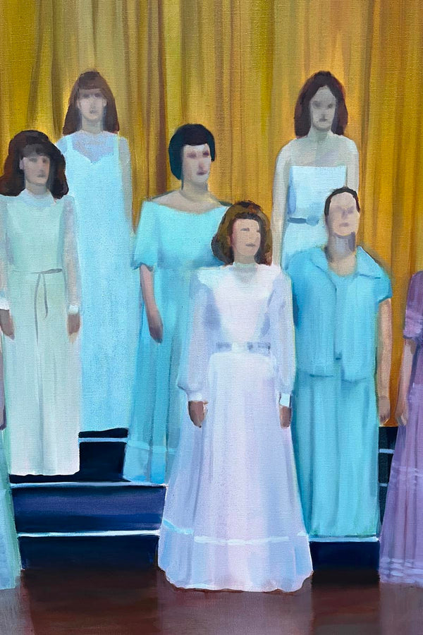 Gros plan sur les personnages de la peinture Presentation d’Emmet Kierans, huile sur lin représentant un groupe de jeunes en tenue de bal, alignés avec une rigueur chorégraphique sur un fond marron - jaune, dans une atmosphère figée et solennelle.