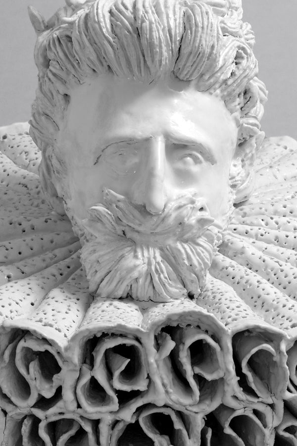 Gros plan du Bougeoir Henri IV de Gérald Schmite, sculpture en céramique blanche représentant le roi en buste stylisé, collerette plissée et expression ironique.