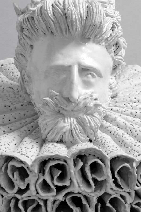 Gros plan du Bougeoir Henri IV de Gérald Schmite, sculpture en céramique blanche représentant le roi en buste stylisé, collerette plissée et expression ironique.