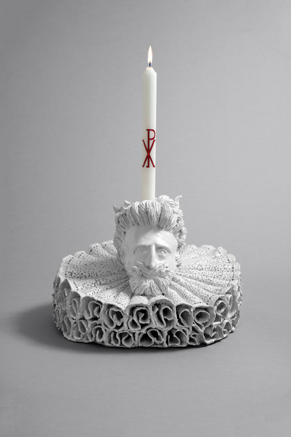 Bougeoir Henri IV de Gérald Schmite, sculpture en céramique blanche représentant le roi en buste stylisé, collerette plissée et expression ironique.