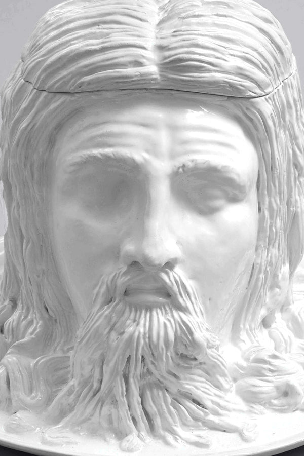 Gros plan du visage représenté sur la soupière Holopherne de Gérald Schmite, céramique baroque détournée en faïence émaillée blanche, sculpture mêlant histoire et design contemporain.