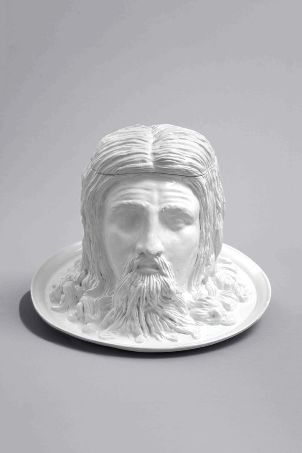 Soupière Holopherne de Gérald Schmite, céramique baroque détournée en faïence émaillée blanche, sculpture mêlant histoire et design contemporain.