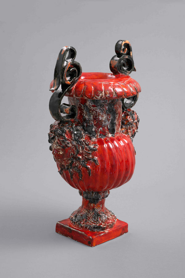Vue de 3/4 du vase Marcus de Gérald Schmite, céramique contemporaine sculptée, pièce design alliant références classiques et esthétique provocatrice.
