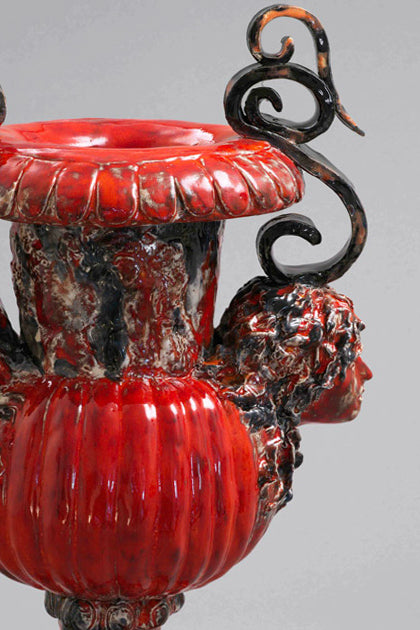 Détail du Vase Marcus de Gérald Schmite, céramique contemporaine sculptée rouge orangé, pièce design alliant références classiques et esthétique provocatrice