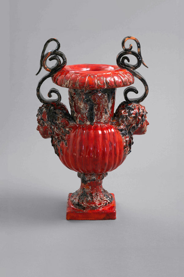 Vase Marcus de Gérald Schmite, céramique contemporaine sculptée, aux couleurs rouge vif, pièce design alliant références classiques et esthétique provocatrice. présenté par la galerie Vermeulen.