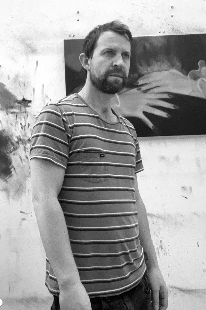 Portrait noir et blanc de l'artiste peintre irlandais Emmet Kierans.