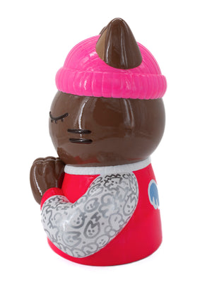 Profil gauche de la sculpture CHANOIR 'Force' - Bonnet rose, t-shirt rose, motifs graphiques en résine peinte.
