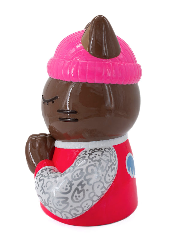 Profil gauche de la sculpture CHANOIR 'Force' - Bonnet rose, t-shirt rose, motifs graphiques en résine peinte.