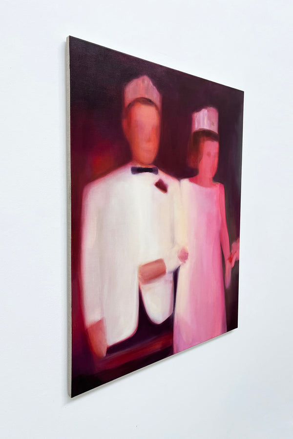 Vue de côté de la peinture Royalty d’Emmet Kierans, huile sur lin représentant un couple de jeunes en tenue de bal couronnés “roi et reine du prom”, sur fond bordeaux, dans une composition frontale et symbolique.