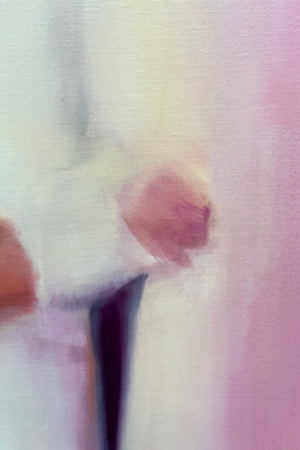 Détail de la peinture figurative Royalty d’Emmet Kierans, huile sur lin représentant les mains des personnages habillés de blanc.