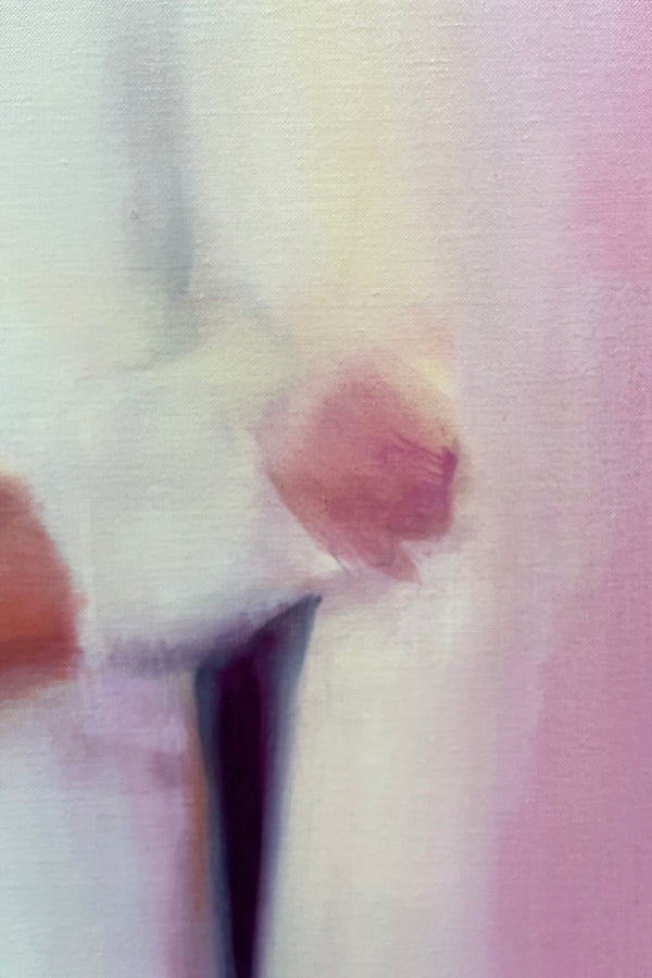 Détail de la peinture figurative Royalty d’Emmet Kierans, huile sur lin représentant les mains des personnages habillés de blanc.