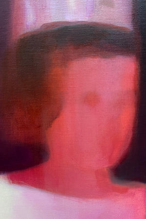 Détail de la peinture Royalty d’Emmet Kierans, huile sur lin représentant le visage de la reine couronnée “reine de la promo”, sur fond bordeaux, dans une composition frontale et symbolique.