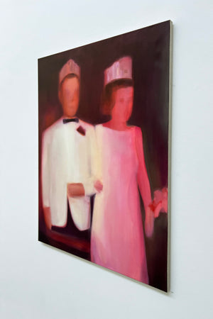 Vue d'angle de la peinture Royalty d’Emmet Kierans, huile sur lin représentant un couple de jeunes en tenue de bal couronnés “roi et reine du prom”, sur fond bordeaux, dans une composition frontale et symbolique.