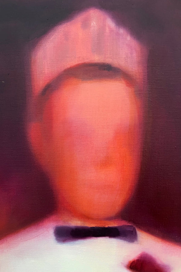 Détail de la peinture Royalty d’Emmet Kierans, huile sur lin représentant le visage du roi couronné “roi de la promo”, sur fond bordeaux, dans une composition frontale et symbolique.