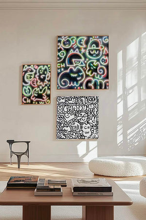 Triptyque œuvres Chanoir art contemporain - deux toiles colorées street art et une gravure noir et blanc encadrées bois, exposées sur mur beige dans intérieur design moderne - Galerie Vermeulen Paris