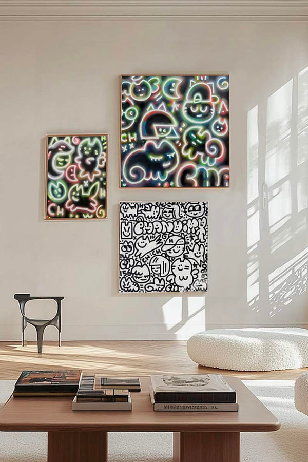 Triptyque œuvres Chanoir art contemporain - deux toiles colorées street art et une gravure noir et blanc encadrées bois, exposées sur mur beige dans intérieur design moderne - Galerie Vermeulen Paris
