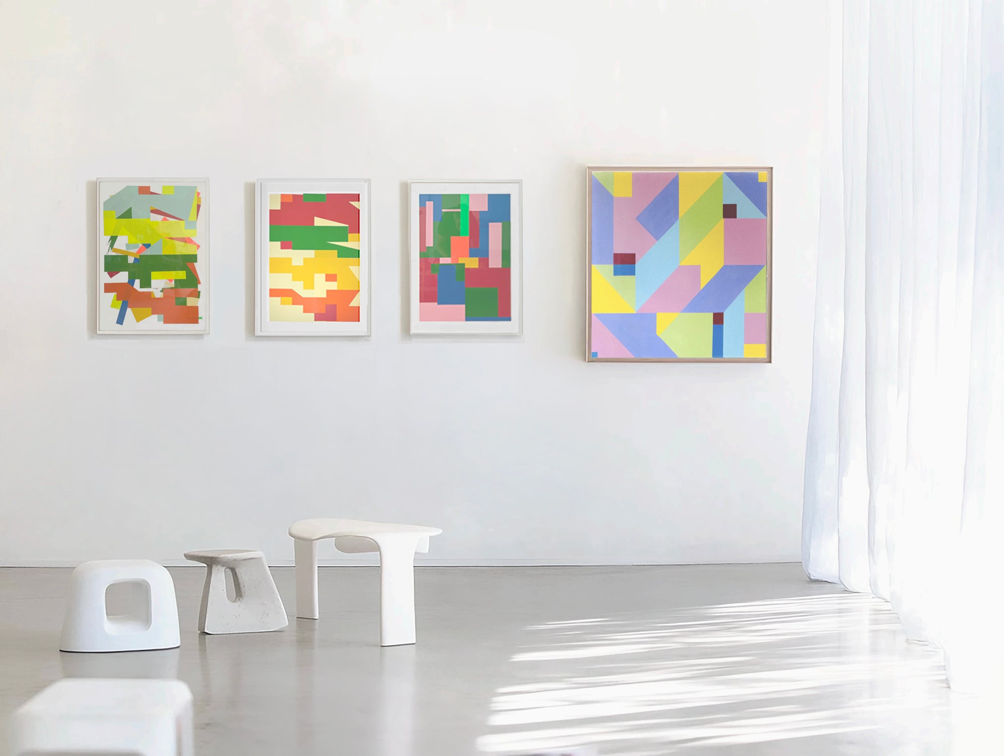 Accrochage d'œuvres abstraites et géométriques de l'artiste Debens. Sont accrochés au mur une peinture et des collages encadrés, mêlant des couleurs de rouge, rose, vert, orange, jaune, bordeaux et bleu.
